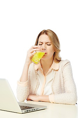 포토 JPG 스튜디오촬영 서양인 외국인 백인 해외기획촬영 2012년태국 여자 비즈니스 잔 실내 건강 스마트라이프 한명 들기 누끼 사람 상반신 20대 성인 앞모습 컵 물 비즈니스라이프 노트북 약 마시기 웹서핑 직장인 비즈니스우먼 찡그림 스마트 책상 두통 인터넷중독 두통약 여자만 여자한명만 성인여자만 청년만 청년여자만 성인한명만 청년여자한명만 성인여자한명만 성인만 국내포토 자연요소 직업 1 라이프스타일 식기 뷰포인트 가구 컨셉 의학 모션 표정 인종 청년 내부 전자제품 질병 중독 파일형식