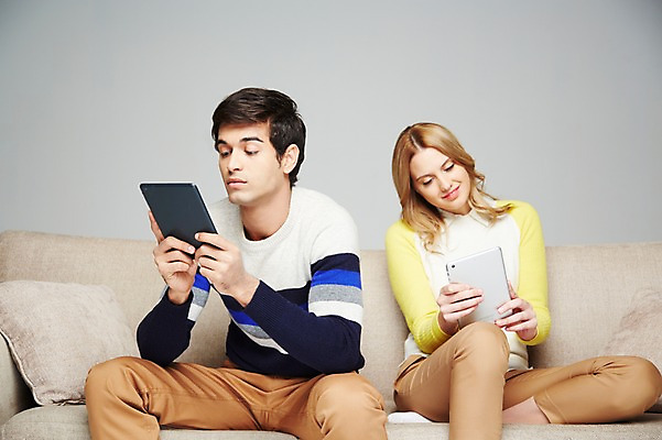 포토 JPG 스튜디오촬영 서양인 외국인 백인 해외기획촬영 라이프스타일 커플 응시 2012년태국 여자 남자 쿠션 회색배경 휴식 실내 스마트라이프 미소 웃음 들기 사람 앉기 20대 성인 두명 라이프 앞모습 캐주얼 소파 태블릿 턱괴기 웹서핑 인터넷중독 청년만 성인만 국내포토 시선 옷 뷰포인트 백그라운드 컨셉 의자 관계 모션 표정 인종 청년 내부 생활 전자제품 스마트기기 회색 중독 파일형식