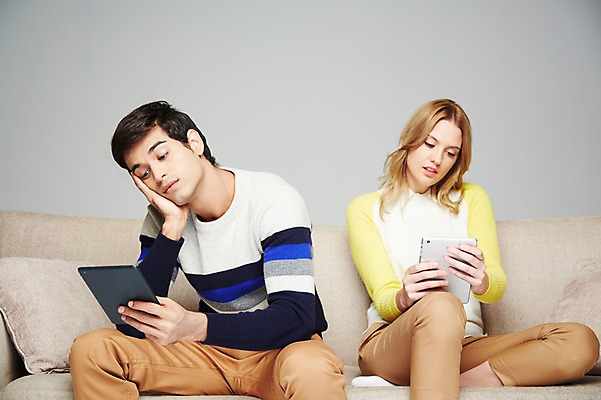 포토 JPG 스튜디오촬영 서양인 외국인 백인 해외기획촬영 라이프스타일 커플 응시 2012년태국 여자 남자 쿠션 회색배경 휴식 실내 스마트라이프 들기 사람 앉기 20대 성인 두명 라이프 앞모습 캐주얼 소파 태블릿 턱괴기 웹서핑 인터넷중독 청년만 성인만 국내포토 시선 옷 뷰포인트 백그라운드 컨셉 의자 관계 모션 인종 청년 내부 생활 전자제품 스마트기기 회색 중독 파일형식