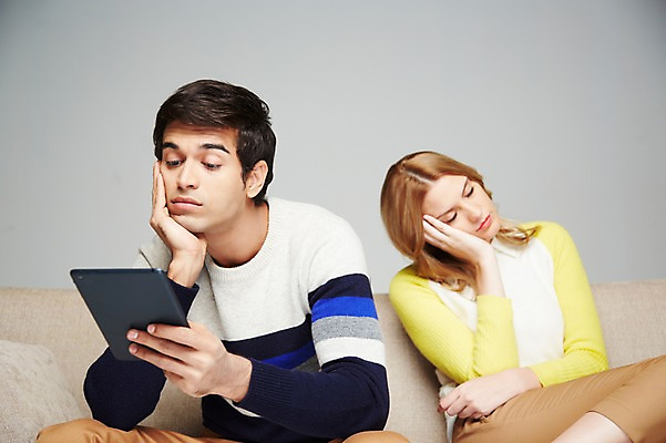 포토 JPG 스튜디오촬영 서양인 외국인 백인 해외기획촬영 라이프스타일 커플 응시 2012년태국 여자 남자 회색배경 휴식 실내 스마트라이프 들기 사람 앉기 20대 성인 두명 라이프 앞모습 캐주얼 소파 태블릿 턱괴기 웹서핑 인터넷중독 청년만 성인만 국내포토 시선 옷 뷰포인트 백그라운드 컨셉 의자 관계 모션 인종 청년 내부 생활 전자제품 스마트기기 회색 중독 파일형식