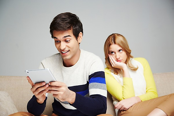 포토 JPG 스튜디오촬영 서양인 외국인 백인 해외기획촬영 라이프스타일 커플 응시 2012년태국 여자 남자 회색배경 휴식 실내 스마트라이프 미소 웃음 들기 사람 앉기 20대 성인 두명 라이프 앞모습 캐주얼 소파 태블릿 턱괴기 웹서핑 인터넷중독 청년만 성인만 국내포토 시선 옷 뷰포인트 백그라운드 컨셉 의자 관계 모션 표정 인종 청년 내부 생활 전자제품 스마트기기 회색 중독 파일형식