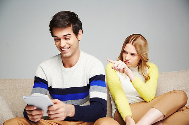 포토 JPG 스튜디오촬영 서양인 외국인 백인 해외기획촬영 라이프스타일 커플 응시 2012년태국 여자 남자 회색배경 휴식 실내 스마트라이프 미소 웃음 들기 사람 앉기 손짓 20대 성인 두명 라이프 앞모습 캐주얼 소파 태블릿 분노 짜증 가리킴 웹서핑 노려봄 인터넷중독 청년만 성인만 국내포토 시선 옷 감정 뷰포인트 백그라운드 컨셉 의자 관계 모션 표정 인종 청년 내부 생활 전자제품 스마트기기 회색 중독 파일형식