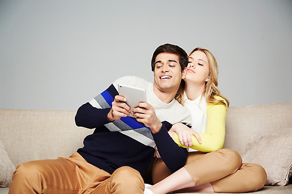 포토 JPG 스튜디오촬영 서양인 외국인 백인 해외기획촬영 라이프스타일 커플 응시 2012년태국 여자 남자 쿠션 회색배경 휴식 실내 스마트라이프 미소 웃음 들기 사람 앉기 20대 성인 두명 라이프 앞모습 캐주얼 소파 태블릿 웹서핑 인터넷중독 청년만 성인만 국내포토 시선 옷 뷰포인트 백그라운드 컨셉 의자 관계 모션 표정 인종 청년 내부 생활 전자제품 스마트기기 회색 중독 파일형식