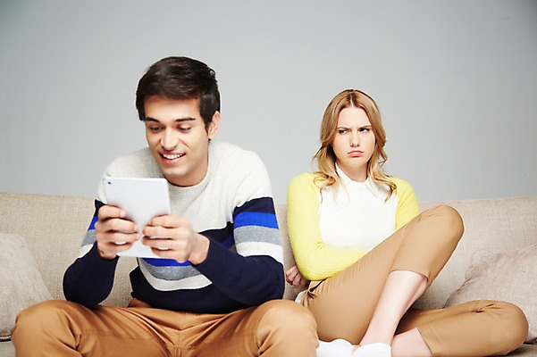 포토 JPG 스튜디오촬영 서양인 외국인 백인 해외기획촬영 라이프스타일 커플 응시 2012년태국 여자 남자 쿠션 회색배경 휴식 실내 스마트라이프 미소 웃음 들기 사람 앉기 20대 성인 두명 라이프 앞모습 캐주얼 소파 태블릿 분노 짜증 웹서핑 인터넷중독 청년만 성인만 국내포토 시선 옷 감정 뷰포인트 백그라운드 컨셉 의자 관계 모션 표정 인종 청년 내부 생활 전자제품 스마트기기 회색 중독 파일형식