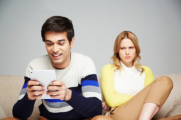 포토 JPG 스튜디오촬영 서양인 외국인 백인 해외기획촬영 라이프스타일 커플 응시 2012년태국 여자 남자 회색배경 휴식 실내 스마트라이프 미소 웃음 들기 사람 앉기 20대 성인 두명 라이프 앞모습 캐주얼 소파 태블릿 분노 짜증 웹서핑 인터넷중독 청년만 성인만 국내포토 시선 옷 감정 뷰포인트 백그라운드 컨셉 의자 관계 모션 표정 인종 청년 내부 생활 전자제품 스마트기기 회색 중독 파일형식