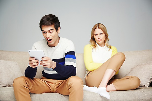 포토 JPG 스튜디오촬영 서양인 외국인 백인 해외기획촬영 라이프스타일 커플 응시 2012년태국 여자 남자 쿠션 회색배경 휴식 실내 스마트라이프 미소 웃음 들기 사람 앉기 20대 성인 두명 라이프 앞모습 캐주얼 소파 태블릿 분노 짜증 웹서핑 인터넷중독 청년만 성인만 국내포토 시선 옷 감정 뷰포인트 백그라운드 컨셉 의자 관계 모션 표정 인종 청년 내부 생활 전자제품 스마트기기 회색 중독 파일형식