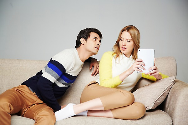 포토 JPG 스튜디오촬영 서양인 외국인 백인 해외기획촬영 라이프스타일 커플 2012년태국 여자 남자 쿠션 회색배경 휴식 실내 스마트라이프 들기 사람 앉기 20대 성인 두명 라이프 앞모습 캐주얼 소파 태블릿 분노 짜증 웹서핑 인터넷중독 청년만 성인만 국내포토 옷 감정 뷰포인트 백그라운드 컨셉 의자 관계 모션 인종 청년 내부 생활 전자제품 스마트기기 회색 중독 파일형식