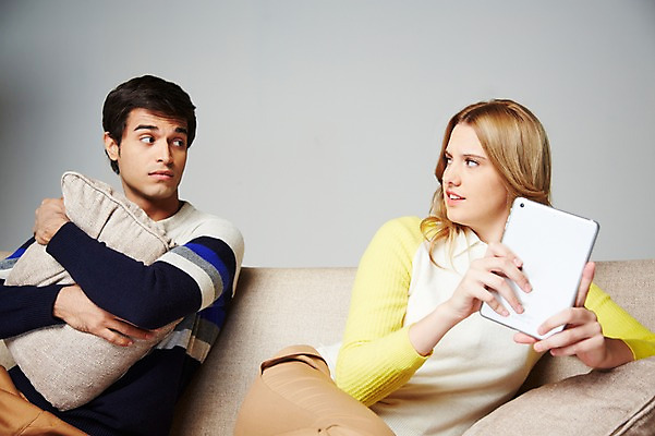 포토 JPG 스튜디오촬영 서양인 외국인 백인 해외기획촬영 라이프스타일 커플 응시 2012년태국 여자 남자 쿠션 회색배경 휴식 실내 스마트라이프 들기 사람 앉기 상반신 20대 성인 두명 라이프 앞모습 캐주얼 소파 태블릿 마주보기 웹서핑 인터넷중독 청년만 성인만 국내포토 시선 옷 뷰포인트 백그라운드 컨셉 의자 관계 모션 인종 청년 내부 생활 전자제품 스마트기기 회색 중독 파일형식