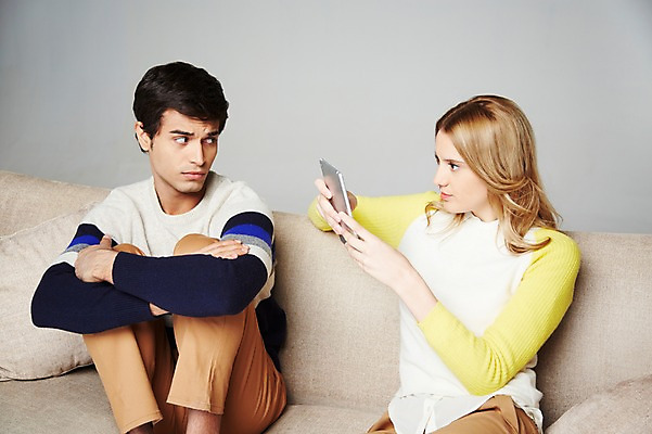 포토 JPG 스튜디오촬영 서양인 외국인 백인 해외기획촬영 라이프스타일 커플 응시 2012년태국 여자 남자 쿠션 회색배경 휴식 실내 스마트라이프 들기 사람 앉기 20대 성인 두명 라이프 앞모습 캐주얼 소파 태블릿 마주보기 웹서핑 인터넷중독 청년만 성인만 국내포토 시선 옷 뷰포인트 백그라운드 컨셉 의자 관계 모션 인종 청년 내부 생활 전자제품 스마트기기 회색 중독 파일형식