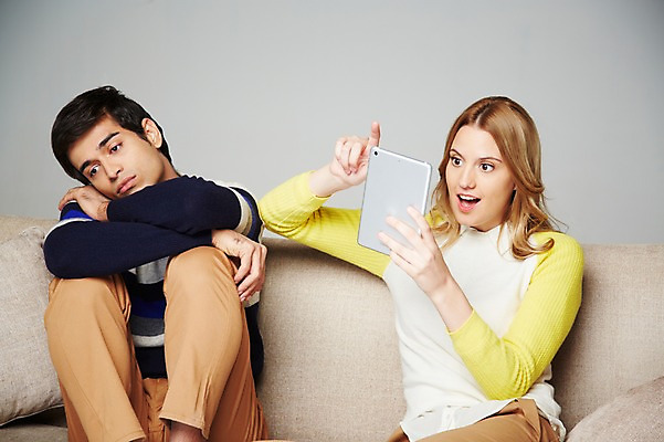 포토 JPG 스튜디오촬영 서양인 외국인 백인 해외기획촬영 라이프스타일 커플 응시 2012년태국 여자 남자 쿠션 회색배경 휴식 실내 스마트라이프 미소 웃음 들기 사람 앉기 20대 성인 두명 라이프 앞모습 캐주얼 소파 태블릿 웹서핑 인터넷중독 청년만 성인만 국내포토 시선 옷 뷰포인트 백그라운드 컨셉 의자 관계 모션 표정 인종 청년 내부 생활 전자제품 스마트기기 회색 중독 파일형식