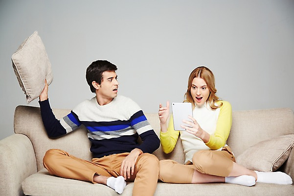 포토 JPG 스튜디오촬영 전신 서양인 외국인 백인 해외기획촬영 라이프스타일 커플 2012년태국 여자 남자 쿠션 회색배경 휴식 실내 스마트라이프 들기 사람 앉기 20대 성인 두명 라이프 앞모습 캐주얼 소파 태블릿 분노 웹서핑 인터넷중독 청년만 성인만 국내포토 옷 감정 뷰포인트 백그라운드 컨셉 의자 관계 모션 인종 청년 내부 생활 전자제품 스마트기기 회색 중독 파일형식