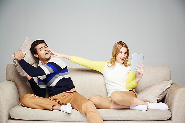 포토 JPG 스튜디오촬영 전신 서양인 외국인 백인 해외기획촬영 라이프스타일 커플 2012년태국 여자 남자 쿠션 회색배경 휴식 실내 스마트라이프 미소 웃음 들기 사람 앉기 20대 성인 두명 라이프 앞모습 캐주얼 소파 태블릿 분노 웹서핑 밀기 인터넷중독 청년만 성인만 국내포토 옷 감정 뷰포인트 백그라운드 컨셉 의자 관계 모션 표정 인종 청년 내부 생활 전자제품 스마트기기 회색 중독 파일형식