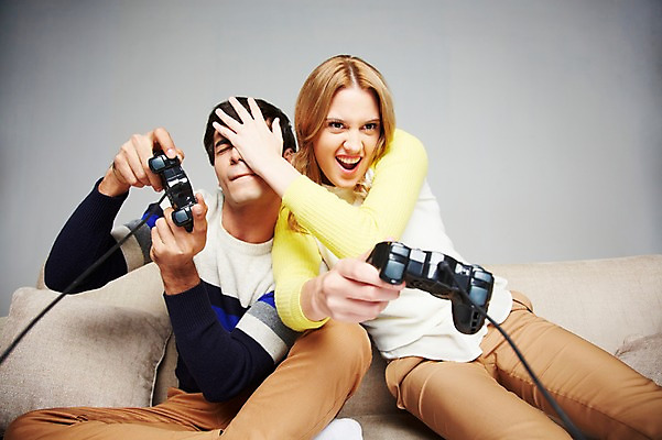 포토 JPG 스튜디오촬영 서양인 외국인 백인 해외기획촬영 라이프스타일 커플 2012년태국 여자 남자 쿠션 회색배경 실내 스마트라이프 미소 웃음 들기 사람 앉기 20대 성인 취미 두명 라이프 앞모습 캐주얼 소파 경쟁 게임 게임기 즐거움 조이스틱 청년만 성인만 국내포토 옷 감정 뷰포인트 백그라운드 컨셉 의자 관계 모션 놀이 표정 인종 청년 내부 생활 회색 파일형식