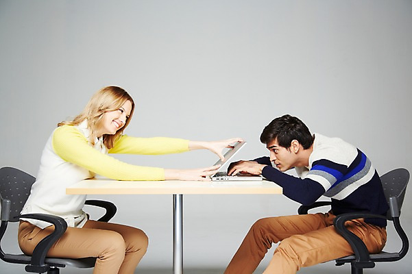 포토 JPG 스튜디오촬영 서양인 외국인 백인 해외기획촬영 라이프스타일 커플 2012년태국 여자 남자 의자 회색배경 실내 스마트라이프 미소 웃음 사람 앉기 20대 성인 두명 라이프 옆모습 캐주얼 노트북 웹서핑 책상 인터넷중독 청년만 성인만 국내포토 옷 뷰포인트 가구 백그라운드 관계 모션 표정 인종 청년 내부 생활 전자제품 회색 중독 파일형식