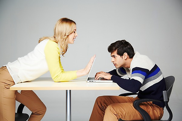 포토 JPG 스튜디오촬영 서양인 외국인 백인 해외기획촬영 라이프스타일 커플 2012년태국 여자 남자 엎드리기 의자 회색배경 실내 스마트라이프 사람 앉기 20대 성인 두명 라이프 옆모습 캐주얼 노트북 웹서핑 책상 인터넷중독 청년만 성인만 국내포토 옷 뷰포인트 가구 백그라운드 관계 모션 인종 청년 내부 생활 전자제품 회색 중독 파일형식