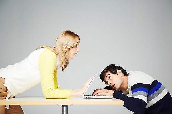 포토 JPG 스튜디오촬영 서양인 외국인 백인 해외기획촬영 라이프스타일 커플 2012년태국 여자 남자 엎드리기 회색배경 실내 스마트라이프 사람 앉기 상반신 20대 성인 두명 라이프 옆모습 캐주얼 노트북 웹서핑 책상 인터넷중독 청년만 성인만 국내포토 옷 뷰포인트 가구 백그라운드 관계 모션 인종 청년 내부 생활 전자제품 회색 중독 파일형식