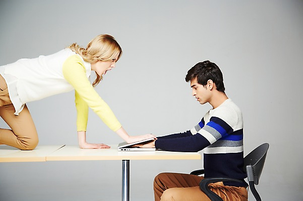 포토 JPG 스튜디오촬영 서양인 외국인 백인 해외기획촬영 라이프스타일 커플 2012년태국 여자 남자 엎드리기 의자 회색배경 실내 스마트라이프 사람 앉기 20대 성인 두명 라이프 옆모습 캐주얼 노트북 분노 웹서핑 책상 인터넷중독 청년만 성인만 국내포토 옷 감정 뷰포인트 가구 백그라운드 관계 모션 인종 청년 내부 생활 전자제품 회색 중독 파일형식