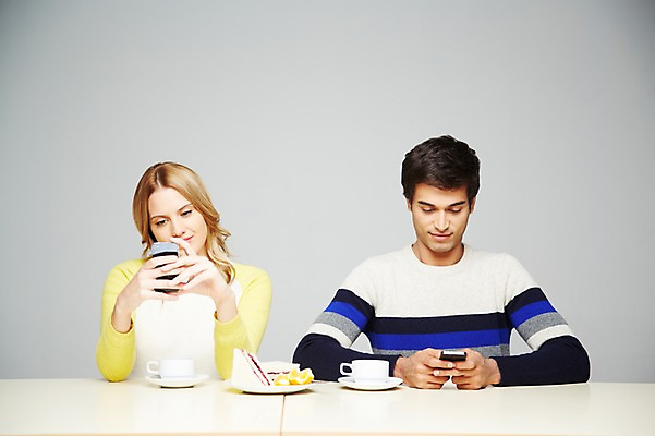 포토 JPG 스튜디오촬영 서양인 외국인 백인 해외기획촬영 라이프스타일 접시 커플 응시 2012년태국 여자 남자 커피 음료 음식 오렌지 과일 회색배경 잔 실내 샌드위치 스마트라이프 들기 사람 앉기 상반신 20대 성인 두명 라이프 앞모습 컵 캐주얼 스마트폰 핸드폰 식사 차 책상 스마트폰중독 청년만 성인만 스몸비 국내포토 식기 시선 옷 뷰포인트 가구 백그라운드 관계 모션 인종 청년 내부 생활 전자제품 스마트기기 회색 신조어 중독 파일형식