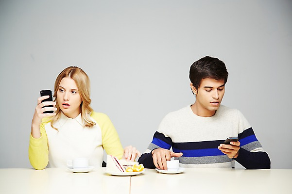 포토 JPG 스튜디오촬영 서양인 외국인 백인 해외기획촬영 라이프스타일 접시 커플 응시 2012년태국 여자 남자 커피 음료 음식 오렌지 과일 회색배경 잔 실내 샌드위치 스마트라이프 들기 사람 앉기 상반신 20대 성인 두명 라이프 앞모습 컵 캐주얼 스마트폰 핸드폰 식사 차 책상 스마트폰중독 청년만 성인만 스몸비 국내포토 식기 시선 옷 뷰포인트 가구 백그라운드 관계 모션 인종 청년 내부 생활 전자제품 스마트기기 회색 신조어 중독 파일형식