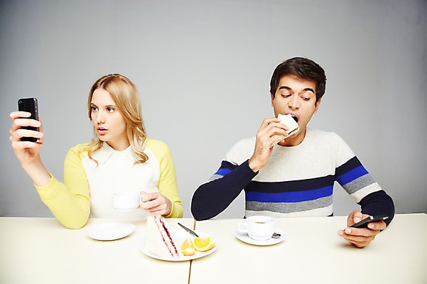 포토 JPG 스튜디오촬영 서양인 외국인 백인 해외기획촬영 라이프스타일 접시 커플 응시 2012년태국 여자 남자 커피 음료 음식 오렌지 과일 회색배경 잔 실내 샌드위치 스마트라이프 들기 사람 앉기 상반신 20대 성인 두명 라이프 앞모습 컵 캐주얼 스마트폰 핸드폰 숟가락 식사 차 티스푼 먹기 책상 스마트폰중독 청년만 성인만 스몸비 국내포토 식기 시선 옷 뷰포인트 가구 백그라운드 관계 모션 수저 인종 청년 내부 생활 전자제품 스마트기기 회색 신조어 중독 파일형식