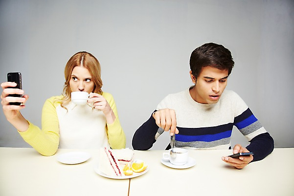 포토 JPG 스튜디오촬영 서양인 외국인 백인 해외기획촬영 라이프스타일 접시 커플 응시 2012년태국 여자 남자 커피 음료 음식 오렌지 과일 회색배경 잔 실내 샌드위치 스마트라이프 들기 사람 앉기 상반신 20대 성인 두명 라이프 앞모습 컵 캐주얼 스마트폰 핸드폰 숟가락 식사 마시기 차 티스푼 먹기 책상 스마트폰중독 청년만 성인만 스몸비 국내포토 식기 시선 옷 뷰포인트 가구 백그라운드 관계 모션 수저 인종 청년 내부 생활 전자제품 스마트기기 회색 신조어 중독 파일형식