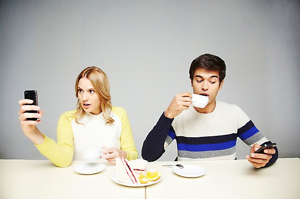 포토 JPG 스튜디오촬영 서양인 외국인 백인 해외기획촬영 라이프스타일 접시 커플 응시 2012년태국 여자 남자 커피 음료 음식 오렌지 과일 회색배경 잔 실내 샌드위치 스마트라이프 들기 사람 앉기 상반신 20대 성인 두명 라이프 앞모습 컵 캐주얼 스마트폰 핸드폰 숟가락 식사 마시기 차 티스푼 먹기 책상 스마트폰중독 청년만 성인만 스몸비 국내포토 식기 시선 옷 뷰포인트 가구 백그라운드 관계 모션 수저 인종 청년 내부 생활 전자제품 스마트기기 회색 신조어 중독 파일형식