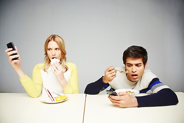 포토 JPG 스튜디오촬영 서양인 외국인 백인 해외기획촬영 라이프스타일 접시 커플 응시 2012년태국 여자 남자 음식 오렌지 과일 회색배경 실내 샌드위치 스마트라이프 들기 사람 앉기 상반신 20대 성인 두명 라이프 앞모습 캐주얼 스마트폰 핸드폰 숟가락 식사 시리얼 먹기 책상 스마트폰중독 청년만 성인만 스몸비 국내포토 식기 시선 옷 뷰포인트 가구 백그라운드 관계 모션 수저 인종 청년 내부 생활 전자제품 스마트기기 회색 신조어 중독 파일형식