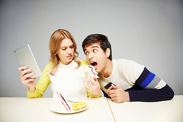 포토 JPG 스튜디오촬영 서양인 외국인 백인 해외기획촬영 라이프스타일 접시 커플 2012년태국 여자 남자 음식 오렌지 과일 회색배경 실내 샌드위치 스마트라이프 들기 사람 앉기 상반신 20대 성인 두명 라이프 앞모습 스마트폰 핸드폰 태블릿 식사 웹서핑 먹기 책상 청년만 성인만 뺏기 국내포토 식기 뷰포인트 가구 백그라운드 관계 모션 인종 청년 내부 생활 전자제품 스마트기기 회색 파일형식