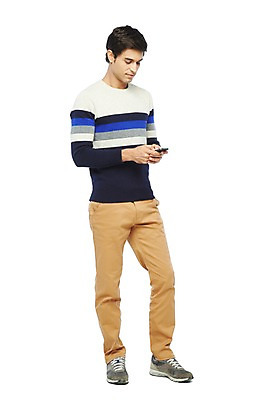 포토 JPG 스튜디오촬영 전신 서양인 외국인 백인 해외기획촬영 문자 라이프스타일 응시 2012년태국 남자 실내 스마트라이프 한명 서기 들기 누끼 사람 20대 성인 라이프 캐주얼 스마트폰 핸드폰 문자메시지 성인남자한명만 국내포토 1 시선 옷 모션 인종 청년 내부 생활 전자제품 스마트기기 메시지 남자한명만 성인남자만 파일형식