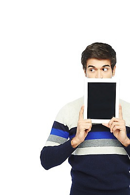 포토 JPG 스튜디오촬영 서양인 외국인 백인 해외기획촬영 라이프스타일 응시 2012년태국 남자 실내 스마트라이프 한명 들기 누끼 사람 상반신 20대 성인 라이프 앞모습 캐주얼 태블릿 가림 웹서핑 성인남자한명만 국내포토 1 시선 옷 뷰포인트 모션 인종 청년 내부 생활 전자제품 스마트기기 남자한명만 성인남자만 파일형식