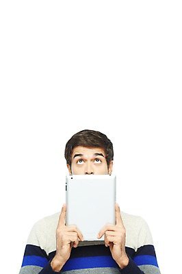 포토 JPG 스튜디오촬영 서양인 외국인 백인 해외기획촬영 라이프스타일 응시 2012년태국 남자 실내 스마트라이프 한명 들기 누끼 사람 상반신 20대 성인 라이프 앞모습 캐주얼 태블릿 올려보기 가림 웹서핑 성인남자한명만 국내포토 1 시선 옷 뷰포인트 모션 인종 청년 내부 생활 전자제품 스마트기기 남자한명만 성인남자만 파일형식