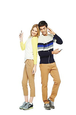 포토 JPG 스튜디오촬영 전신 서양인 외국인 백인 해외기획촬영 라이프스타일 커플 2012년태국 여자 남자 음악 이어폰 데이트 실내 스마트라이프 서기 미소 웃음 들기 누끼 사람 20대 성인 두명 라이프 옆모습 캐주얼 스마트폰 핸드폰 음악감상 등맞대기 즐거움 청년만 성인만 국내포토 옷 감정 뷰포인트 음향기기 관계 모션 문화예술 표정 인종 청년 내부 생활 전자제품 스마트기기 감상 파일형식