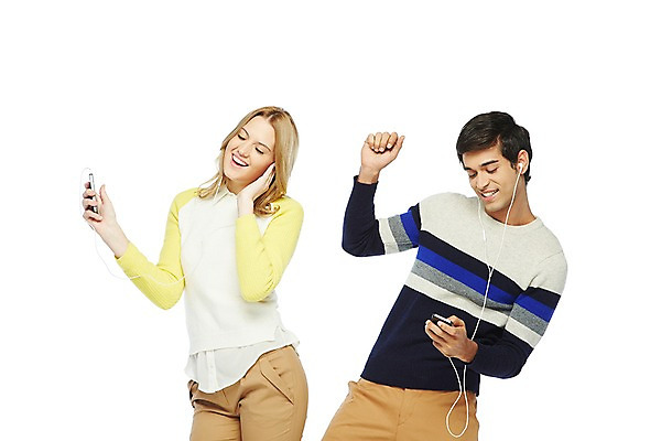 포토 JPG 스튜디오촬영 서양인 외국인 백인 해외기획촬영 라이프스타일 커플 2012년태국 여자 남자 음악 이어폰 데이트 실내 스마트라이프 서기 미소 웃음 들기 누끼 사람 상반신 20대 성인 두명 라이프 앞모습 캐주얼 스마트폰 핸드폰 눈감음 음악감상 즐거움 청년만 성인만 국내포토 옷 감정 뷰포인트 음향기기 관계 모션 문화예술 표정 인종 청년 내부 생활 전자제품 스마트기기 감상 파일형식