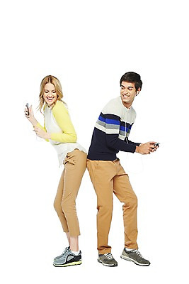 포토 JPG 스튜디오촬영 전신 서양인 외국인 백인 해외기획촬영 라이프스타일 커플 2012년태국 여자 남자 음악 이어폰 데이트 실내 스마트라이프 서기 미소 웃음 들기 누끼 사람 20대 성인 두명 라이프 옆모습 캐주얼 스마트폰 핸드폰 음악감상 등맞대기 즐거움 청년만 성인만 국내포토 옷 감정 뷰포인트 음향기기 관계 모션 문화예술 표정 인종 청년 내부 생활 전자제품 스마트기기 감상 파일형식