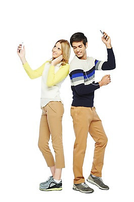 포토 JPG 스튜디오촬영 전신 서양인 외국인 백인 해외기획촬영 라이프스타일 커플 2012년태국 여자 남자 음악 이어폰 데이트 실내 스마트라이프 서기 미소 웃음 들기 누끼 사람 20대 성인 두명 라이프 옆모습 캐주얼 스마트폰 핸드폰 음악감상 등맞대기 즐거움 청년만 성인만 국내포토 옷 감정 뷰포인트 음향기기 관계 모션 문화예술 표정 인종 청년 내부 생활 전자제품 스마트기기 감상 파일형식