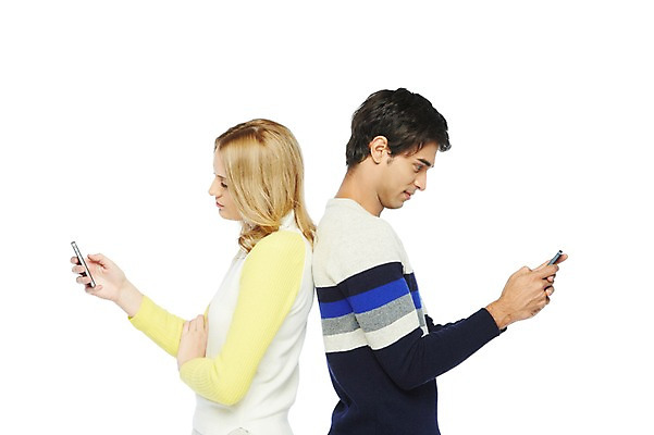 포토 JPG 스튜디오촬영 서양인 외국인 백인 해외기획촬영 라이프스타일 커플 응시 2012년태국 여자 남자 데이트 실내 스마트라이프 들기 누끼 사람 상반신 20대 성인 두명 라이프 옆모습 캐주얼 스마트폰 핸드폰 등맞대기 스마트폰중독 청년만 성인만 스몸비 국내포토 시선 옷 뷰포인트 관계 모션 인종 청년 내부 생활 전자제품 스마트기기 신조어 중독 파일형식