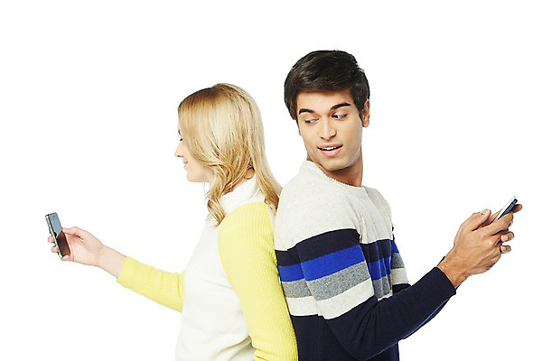 포토 JPG 스튜디오촬영 서양인 외국인 백인 해외기획촬영 라이프스타일 커플 응시 2012년태국 여자 남자 데이트 실내 스마트라이프 미소 웃음 들기 누끼 사람 상반신 20대 성인 두명 라이프 옆모습 캐주얼 스마트폰 핸드폰 등맞대기 스마트폰중독 청년만 성인만 스몸비 국내포토 시선 옷 뷰포인트 관계 모션 표정 인종 청년 내부 생활 전자제품 스마트기기 신조어 중독 파일형식