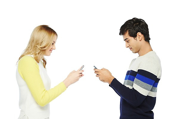 포토 JPG 스튜디오촬영 서양인 외국인 백인 해외기획촬영 라이프스타일 커플 응시 2012년태국 여자 남자 데이트 실내 스마트라이프 미소 웃음 들기 누끼 사람 상반신 20대 성인 두명 라이프 옆모습 캐주얼 스마트폰 핸드폰 마주보기 스마트폰중독 청년만 성인만 스몸비 국내포토 시선 옷 뷰포인트 관계 모션 표정 인종 청년 내부 생활 전자제품 스마트기기 신조어 중독 파일형식