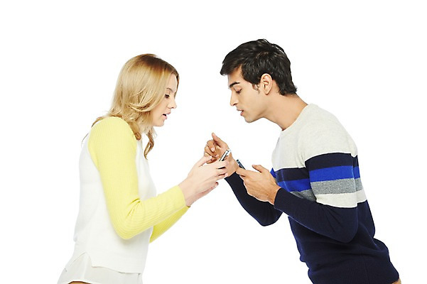 포토 JPG 스튜디오촬영 서양인 외국인 백인 해외기획촬영 라이프스타일 커플 응시 2012년태국 여자 남자 데이트 실내 스마트라이프 들기 누끼 사람 상반신 20대 성인 두명 라이프 옆모습 캐주얼 스마트폰 핸드폰 마주보기 스마트폰중독 청년만 성인만 스몸비 국내포토 시선 옷 뷰포인트 관계 모션 인종 청년 내부 생활 전자제품 스마트기기 신조어 중독 파일형식