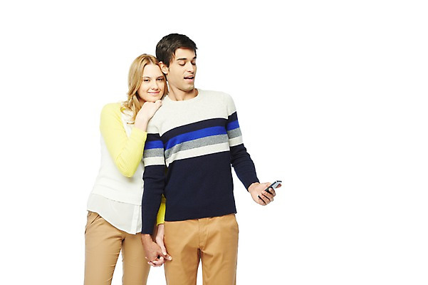 포토 JPG 스튜디오촬영 서양인 외국인 백인 해외기획촬영 라이프스타일 커플 응시 2012년태국 여자 남자 데이트 실내 스마트라이프 서기 미소 웃음 들기 누끼 사람 20대 성인 두명 라이프 앞모습 캐주얼 스마트폰 핸드폰 손잡기 스마트폰중독 청년만 성인만 스몸비 국내포토 시선 옷 뷰포인트 관계 모션 표정 인종 청년 내부 생활 전자제품 스마트기기 신조어 중독 파일형식