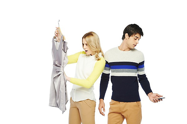 포토 JPG 스튜디오촬영 서양인 외국인 백인 해외기획촬영 라이프스타일 커플 응시 2012년태국 옷 원피스 여자 남자 실내 스마트라이프 서기 들기 누끼 사람 20대 성인 두명 라이프 앞모습 캐주얼 스마트폰 핸드폰 쇼핑 옷걸이 스마트폰중독 청년만 성인만 스몸비 국내포토 시선 뷰포인트 관계 모션 인종 청년 내부 생활 전자제품 스마트기기 신조어 중독 파일형식