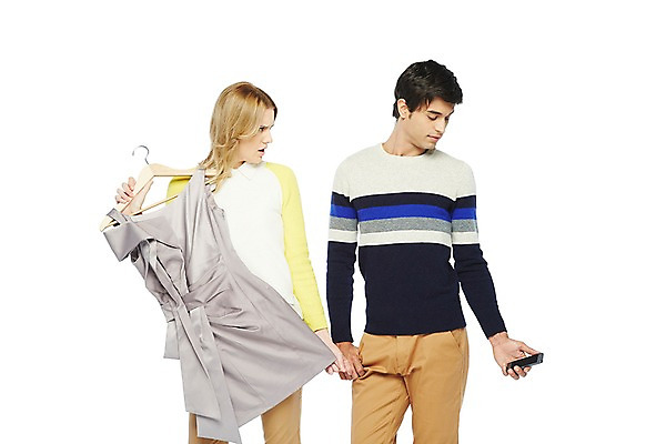 포토 JPG 스튜디오촬영 서양인 외국인 백인 해외기획촬영 라이프스타일 커플 응시 2012년태국 옷 원피스 여자 남자 실내 스마트라이프 서기 들기 누끼 사람 20대 성인 두명 라이프 앞모습 캐주얼 스마트폰 핸드폰 쇼핑 분노 옷걸이 스마트폰중독 청년만 성인만 스몸비 국내포토 시선 감정 뷰포인트 관계 모션 인종 청년 내부 생활 전자제품 스마트기기 신조어 중독 파일형식