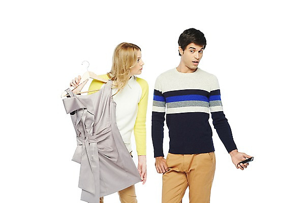 포토 JPG 스튜디오촬영 서양인 외국인 백인 해외기획촬영 라이프스타일 커플 응시 2012년태국 옷 원피스 여자 남자 실내 스마트라이프 서기 들기 누끼 사람 20대 성인 두명 라이프 앞모습 캐주얼 스마트폰 핸드폰 쇼핑 옷걸이 스마트폰중독 청년만 성인만 스몸비 국내포토 시선 뷰포인트 관계 모션 인종 청년 내부 생활 전자제품 스마트기기 신조어 중독 파일형식