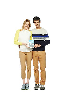 포토 JPG 스튜디오촬영 전신 서양인 외국인 백인 해외기획촬영 라이프스타일 커플 2012년태국 여자 남자 종이 실내 스마트라이프 대화 서기 미소 웃음 들기 누끼 사람 손짓 20대 성인 두명 라이프 앞모습 캐주얼 친구 페이퍼플레이 이모티콘 메신저 청년만 성인만 국내포토 옷 뷰포인트 관계 모션 표정 말하기 인종 청년 내부 생활 파일형식