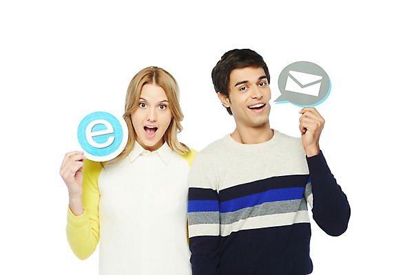 포토 JPG 스튜디오촬영 서양인 외국인 백인 해외기획촬영 라이프스타일 커플 2012년태국 여자 남자 종이 인터넷 편지봉투 실내 스마트라이프 미소 웃음 들기 누끼 사람 상반신 20대 성인 두명 라이프 앞모습 캐주얼 이메일 편지 페이퍼플레이 이모티콘 청년만 성인만 국내포토 옷 뷰포인트 관계 모션 봉투 표정 인종 청년 내부 생활 파일형식