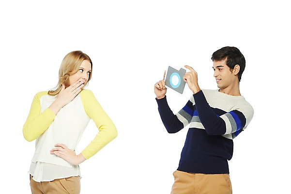 포토 JPG 스튜디오촬영 서양인 외국인 백인 해외기획촬영 라이프스타일 커플 2012년태국 여자 남자 종이 포즈 실내 스마트라이프 들기 누끼 사람 상반신 20대 성인 두명 라이프 옆모습 캐주얼 카메라 사진촬영 페이퍼플레이 청년만 성인만 국내포토 옷 뷰포인트 관계 모션 인종 청년 내부 생활 전자제품 촬영 파일형식