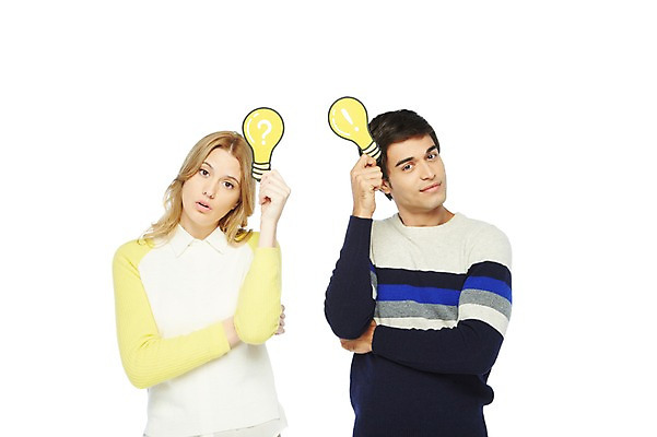 포토 JPG 스튜디오촬영 서양인 외국인 백인 해외기획촬영 라이프스타일 커플 2012년태국 여자 남자 종이 생각 전구 아이디어 실내 스마트라이프 들기 누끼 사람 상반신 20대 성인 두명 라이프 앞모습 캐주얼 물음표 느낌표 호기심 페이퍼플레이 청년만 성인만 국내포토 기호 옷 감정 뷰포인트 컨셉 관계 모션 인종 청년 내부 생활 파일형식