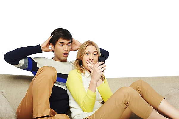 포토 JPG 스튜디오촬영 서양인 외국인 백인 해외기획촬영 라이프스타일 커플 응시 2012년태국 여자 남자 휴식 실내 스마트라이프 들기 누끼 사람 앉기 20대 성인 취미 두명 라이프 앞모습 스마트폰 핸드폰 소파 놀람 웹서핑 스마트폰중독 청년만 성인만 스몸비 국내포토 시선 감정 뷰포인트 컨셉 의자 관계 모션 표정 인종 청년 내부 생활 전자제품 스마트기기 신조어 중독 파일형식