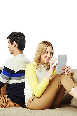 포토 JPG 스튜디오촬영 서양인 외국인 백인 해외기획촬영 라이프스타일 커플 응시 2012년태국 여자 남자 휴식 실내 스마트라이프 미소 웃음 들기 누끼 사람 앉기 20대 성인 취미 두명 라이프 옆모습 소파 태블릿 등맞대기 웹서핑 청년만 성인만 국내포토 시선 뷰포인트 컨셉 의자 관계 모션 표정 인종 청년 내부 생활 전자제품 스마트기기 파일형식