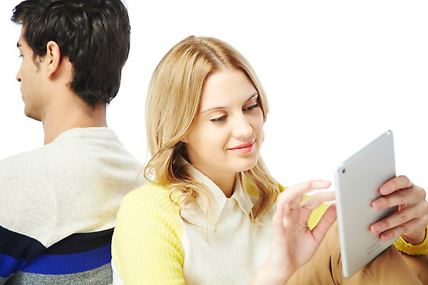 포토 JPG 스튜디오촬영 서양인 외국인 백인 해외기획촬영 라이프스타일 커플 응시 2012년태국 여자 남자 휴식 실내 스마트라이프 들기 누끼 사람 상반신 20대 성인 취미 두명 라이프 옆모습 태블릿 등맞대기 웹서핑 청년만 성인만 국내포토 시선 뷰포인트 컨셉 관계 모션 인종 청년 내부 생활 전자제품 스마트기기 파일형식